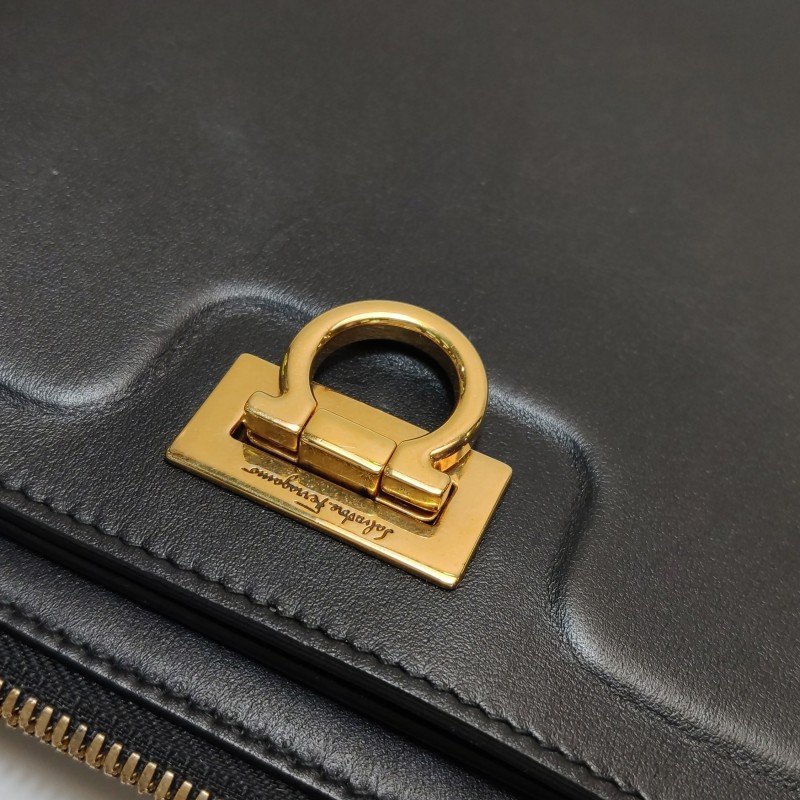 Salvatore Ferragamo Gancini 系列 牛皮 純色 斜背包-12