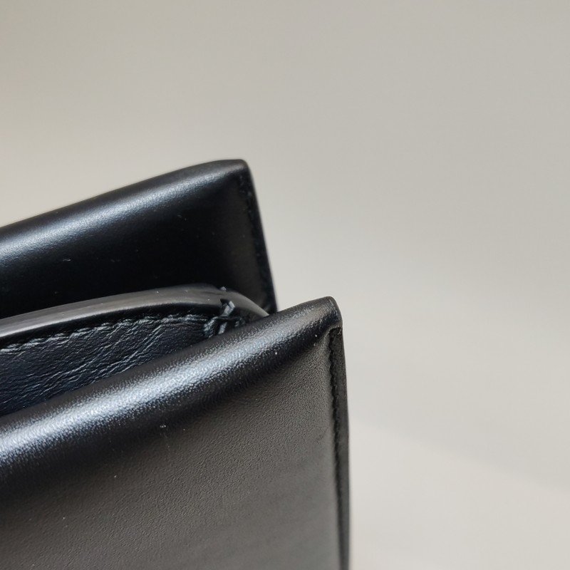 Salvatore Ferragamo Gancini 系列 牛皮 純色 斜背包-20