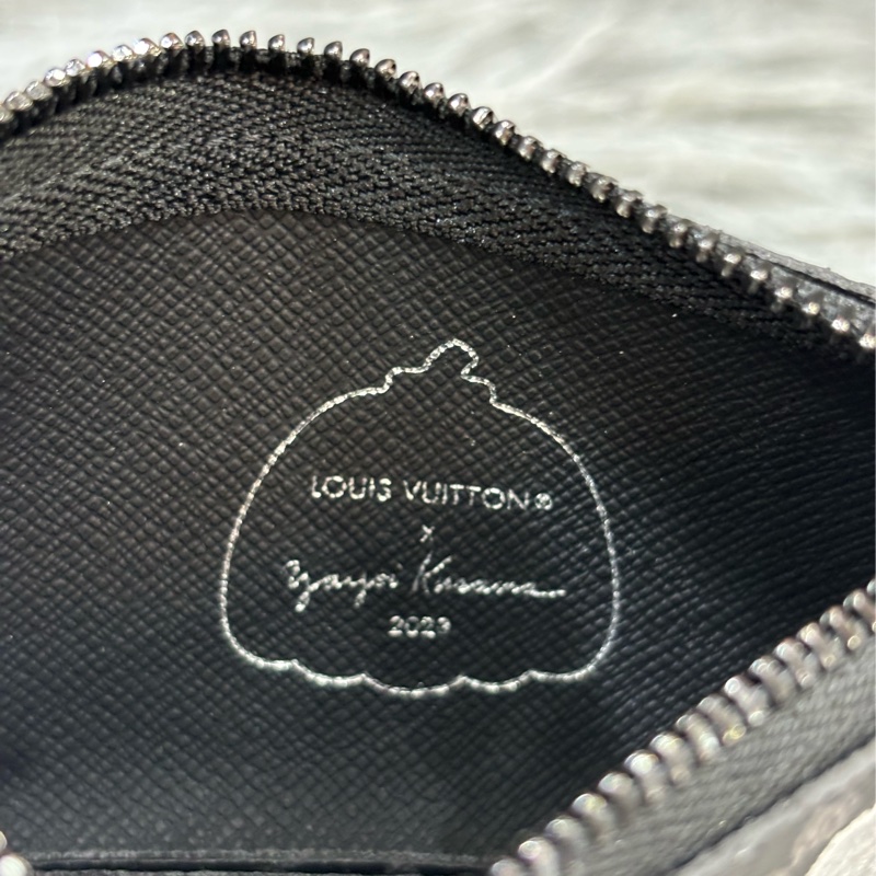 LV M81929 Eclipse 草間彌生 Pochette 一字 拉鍊 零錢包 鑰匙包 名片包 信用卡包-17