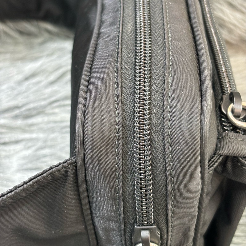PRADA AVL977 黑色 帆布 前口袋 拉鍊 肩背包 胸口包 後背包 麻將包-1