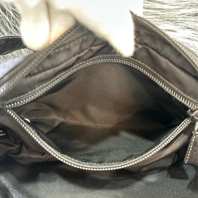 PRADA AVL977 黑色 帆布 前口袋 拉鍊 肩背包 胸口包 後背包 麻將包-31