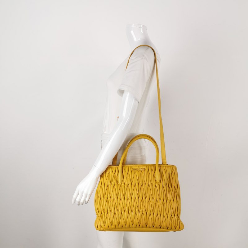 Miu Miu 羊皮 純色 字母 Logo 褶皺 單肩包-1