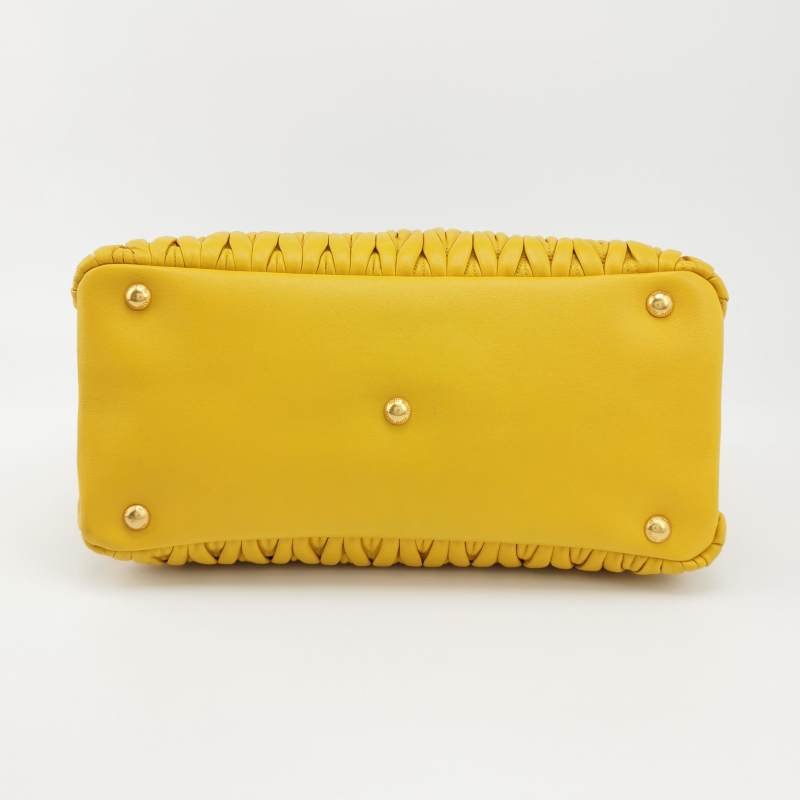 Miu Miu 羊皮 純色 字母 Logo 褶皺 單肩包-5