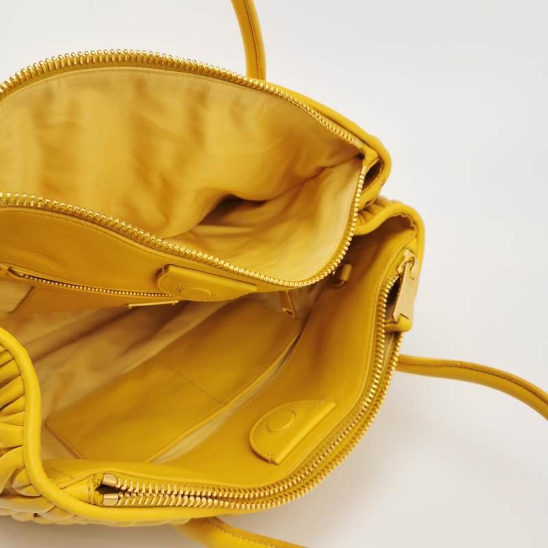 Miu Miu 羊皮 純色 字母 Logo 褶皺 單肩包-6