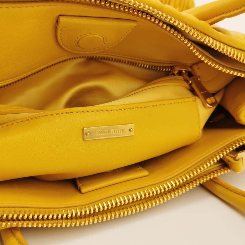 Miu Miu 羊皮 純色 字母 Logo 褶皺 單肩包-7