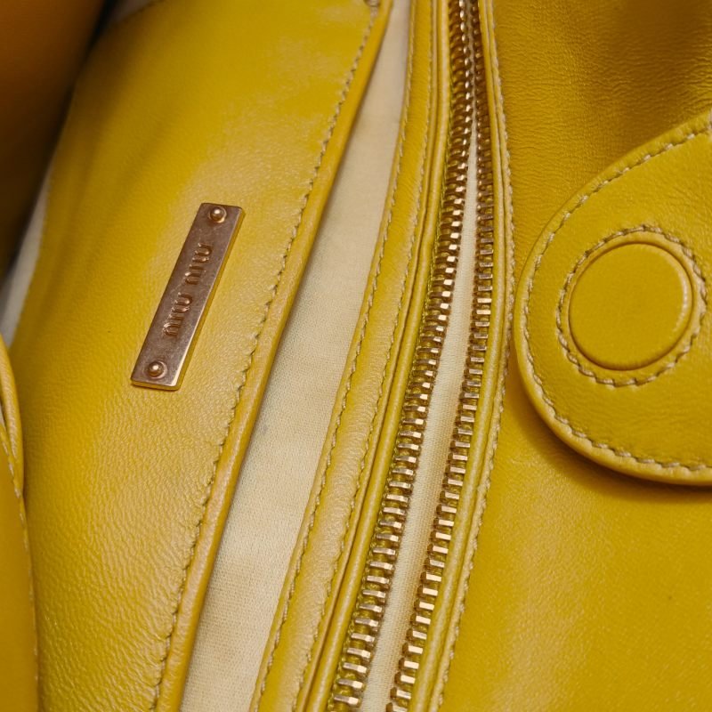 Miu Miu 羊皮 純色 字母 Logo 褶皺 單肩包-8