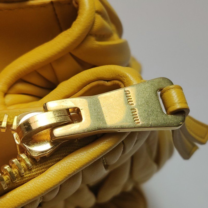 Miu Miu 羊皮 純色 字母 Logo 褶皺 單肩包-11