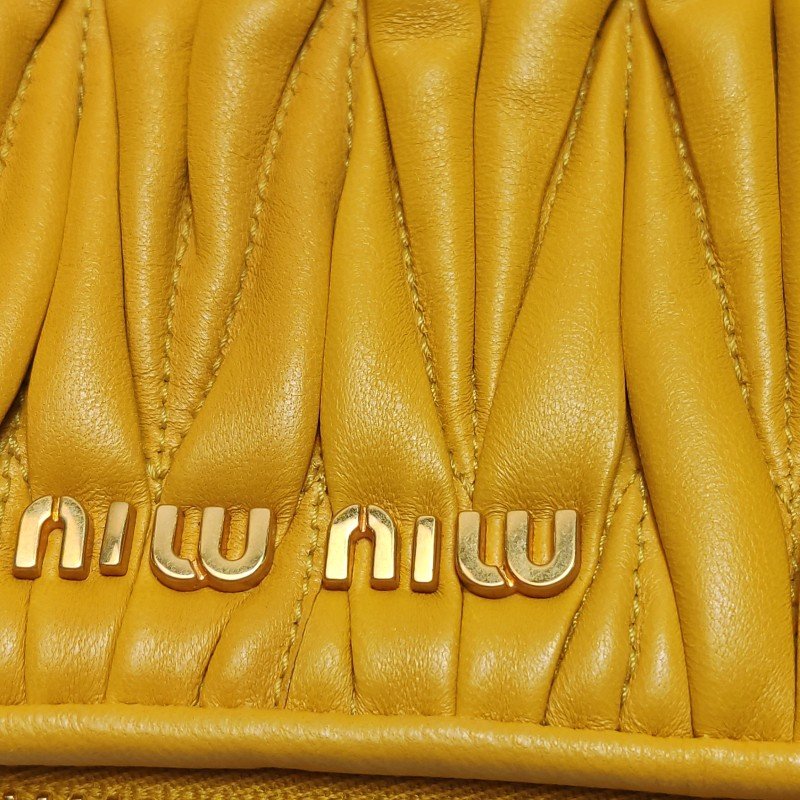 Miu Miu 羊皮 純色 字母 Logo 褶皺 單肩包-12