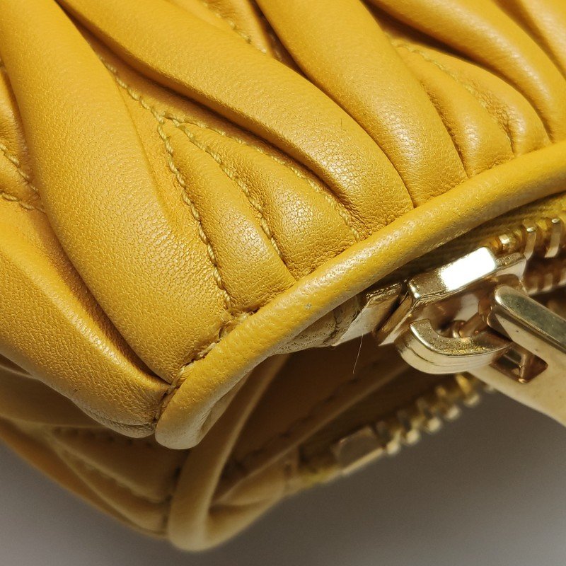 Miu Miu 羊皮 純色 字母 Logo 褶皺 單肩包-14