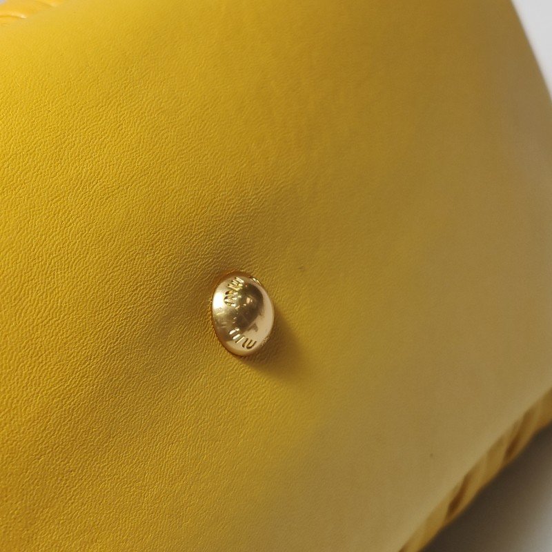 Miu Miu 羊皮 純色 字母 Logo 褶皺 單肩包-15