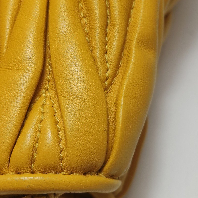 Miu Miu 羊皮 純色 字母 Logo 褶皺 單肩包-16