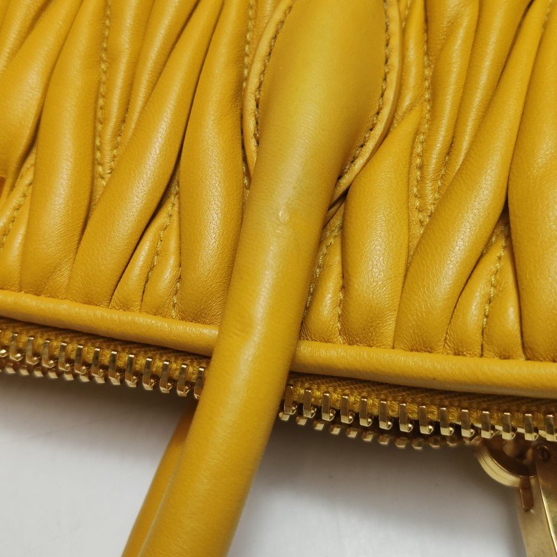 Miu Miu 羊皮 純色 字母 Logo 褶皺 單肩包-17