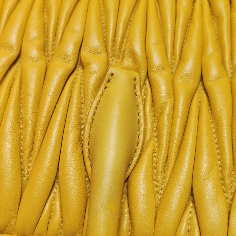 Miu Miu 羊皮 純色 字母 Logo 褶皺 單肩包-18