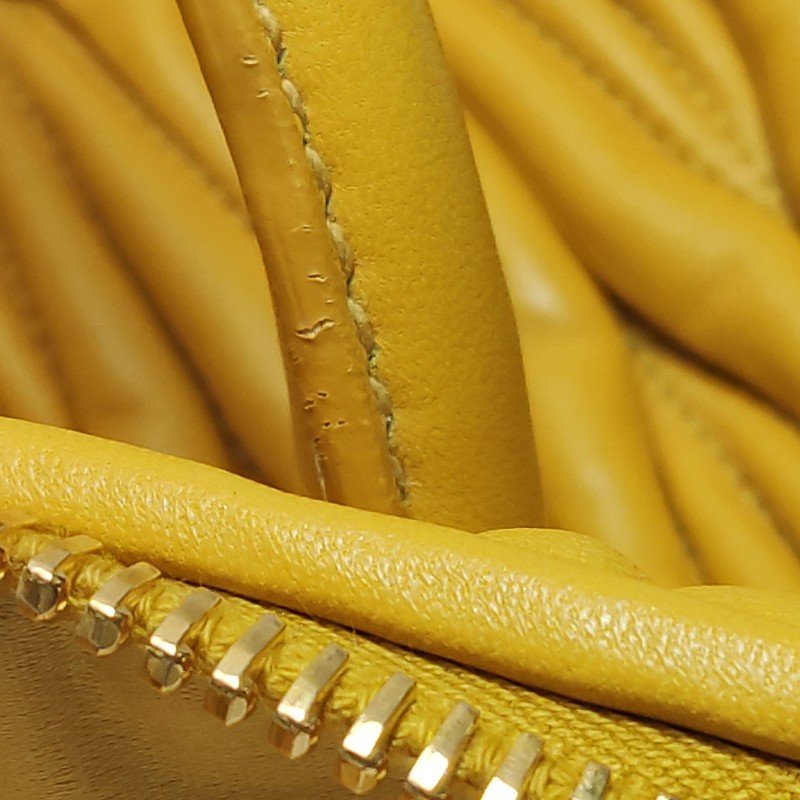 Miu Miu 羊皮 純色 字母 Logo 褶皺 單肩包-20