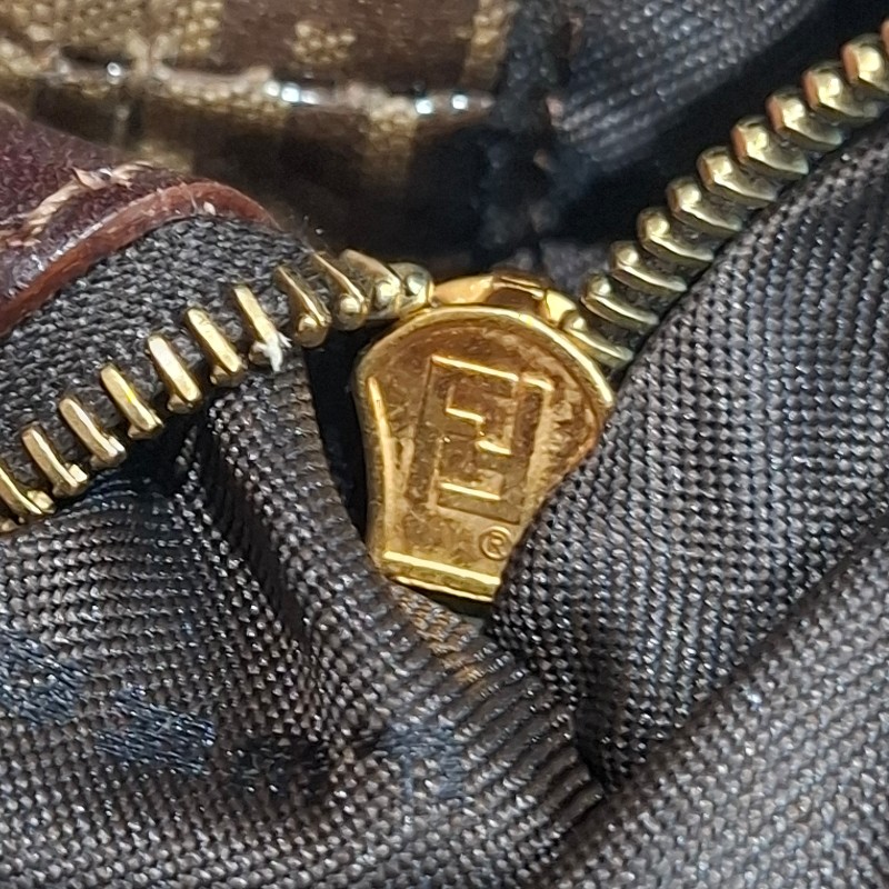 vintage FENDI 水晶皮金釦法棍包-6