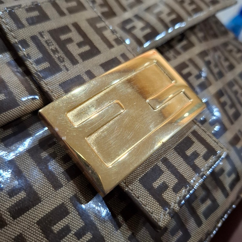 vintage FENDI 水晶皮金釦法棍包-9