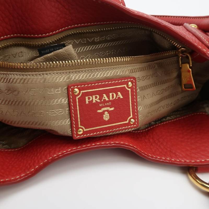 Prada 牛皮 純色 字母 Logo 鉚釘 插扣 單肩包-7