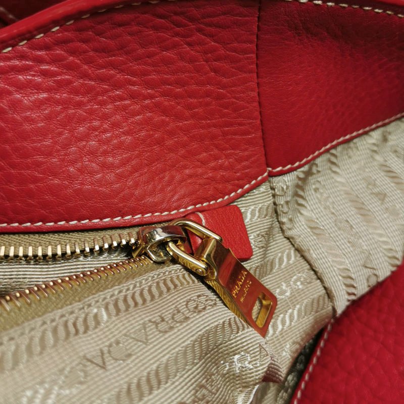 Prada 牛皮 純色 字母 Logo 鉚釘 插扣 單肩包-12