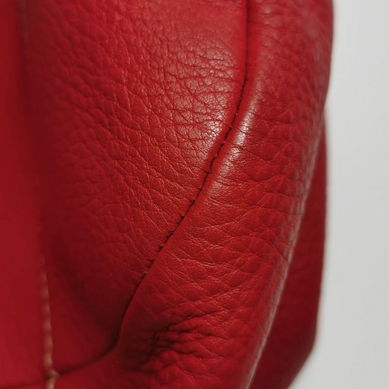 Prada 牛皮 純色 字母 Logo 鉚釘 插扣 單肩包-14