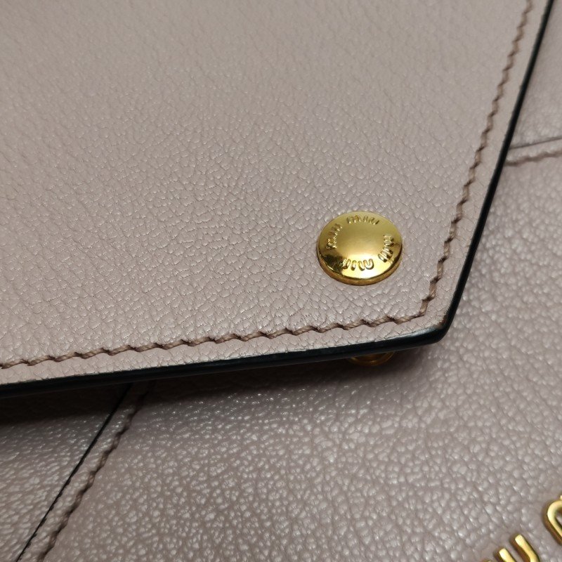 Miu Miu 羊皮 純色 字母 Logo 斜背包 單肩包-13