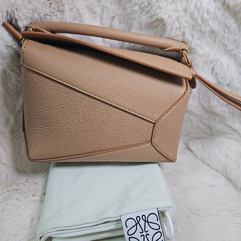 全新 Loewe Puzzle Mini 輕巧幾何包｜奶茶棕｜小牛皮手提包-2