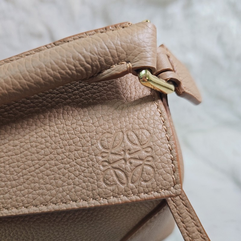 全新 Loewe Puzzle Mini 輕巧幾何包｜奶茶棕｜小牛皮手提包-4