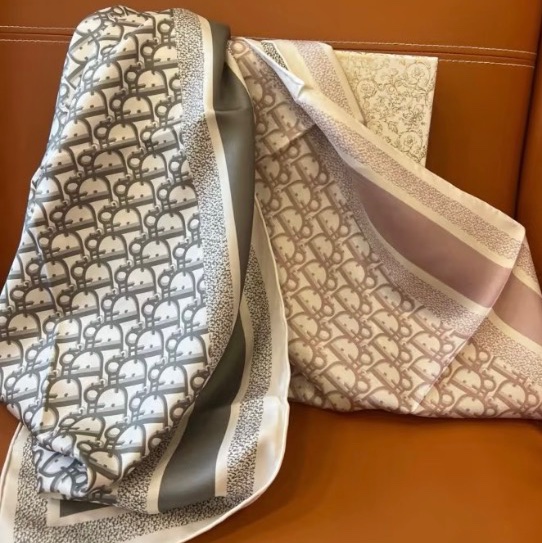 全新Dior 雙面方巾90x90 Dior Oblique Diortwin 90 方巾-4