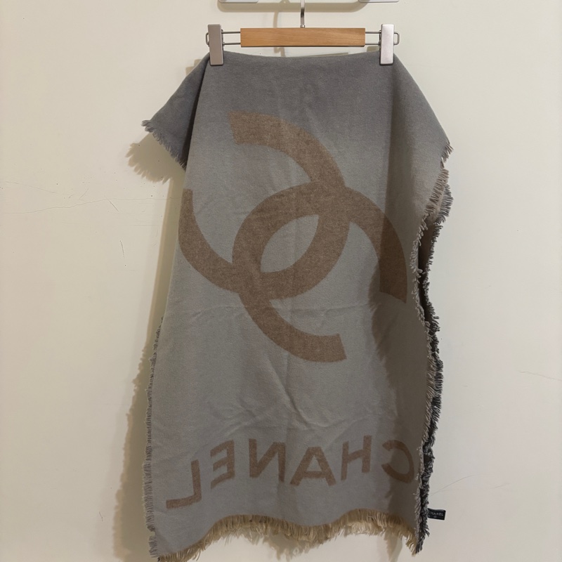 『全新』Chanel 雙C LOGO雙面漸層灰棕漸層羊絨圍巾-1