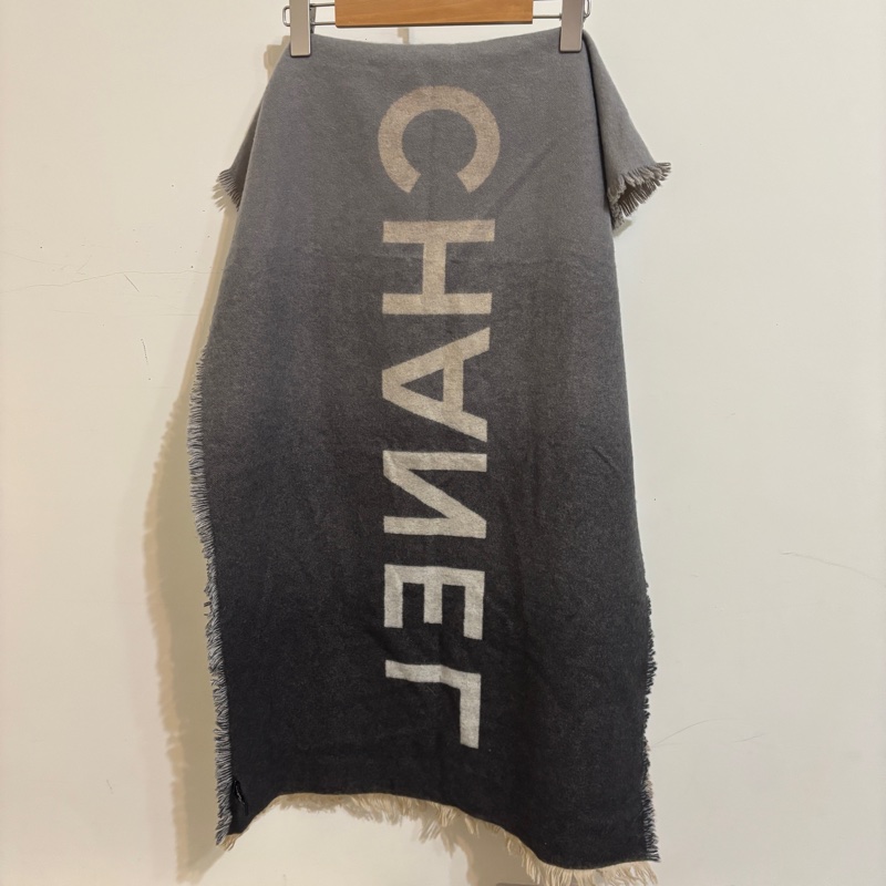 914intheair精品代購『全新』Chanel 雙C LOGO雙面漸層灰棕漸層羊絨圍巾-5