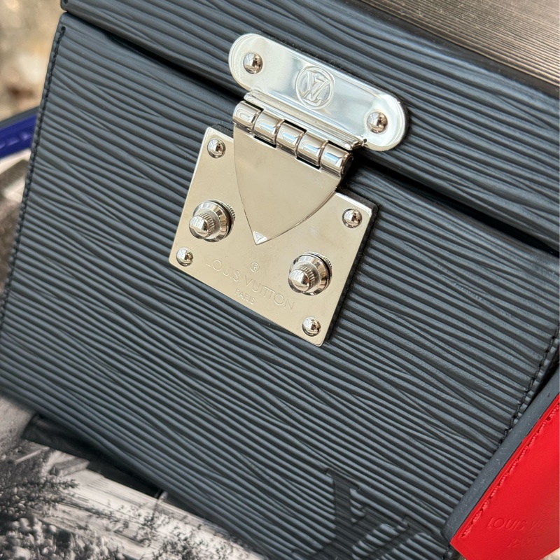 LV 黑色水波紋方盒子包 Louis Vuitton Epi Bag-1
