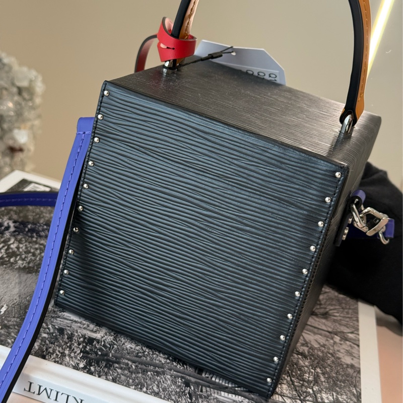 LV 黑色水波紋方盒子包 Louis Vuitton Epi Bag-3