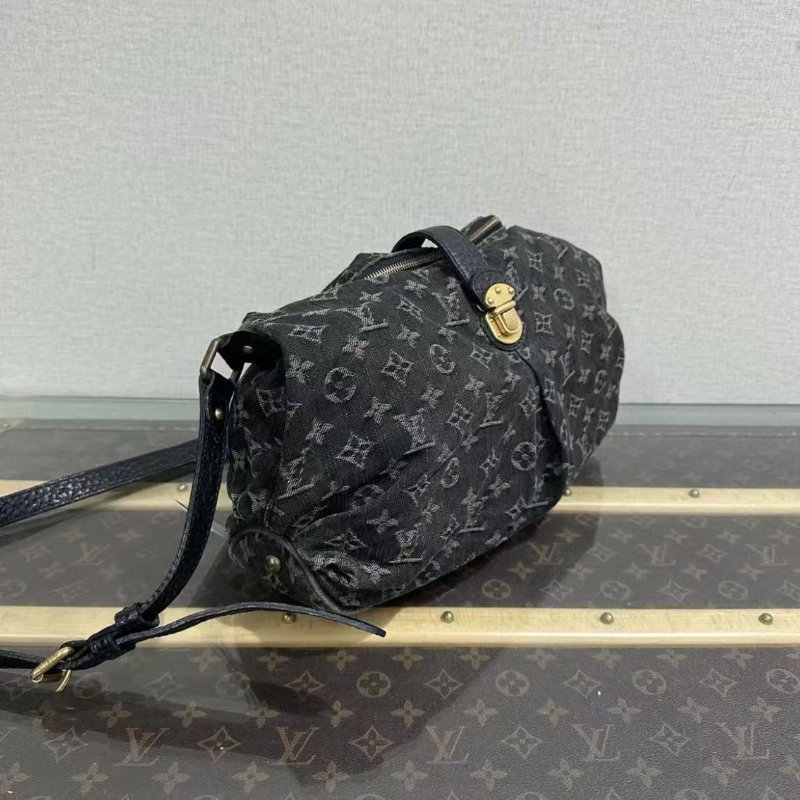 ✨LV 金扣牛仔丹寧斜背元寶包 35*24*9 98新 配件塵袋-1