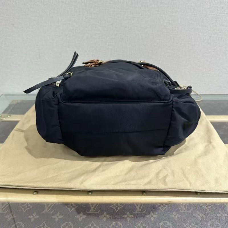 BURBERRY 金扣尼龍抽繩後背包 21*32*14 98新配件塵袋-3