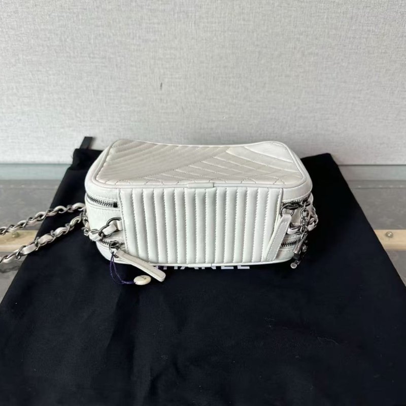 ✨CHANEL 白銀牛皮菱格紋相機斜背包 19*12*8 98新 配件塵袋-3