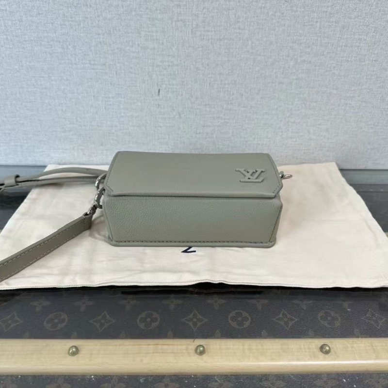 ✨LV Fastline mini綠色銀扣斜背包17.3*12*7 98新 配件塵袋-3