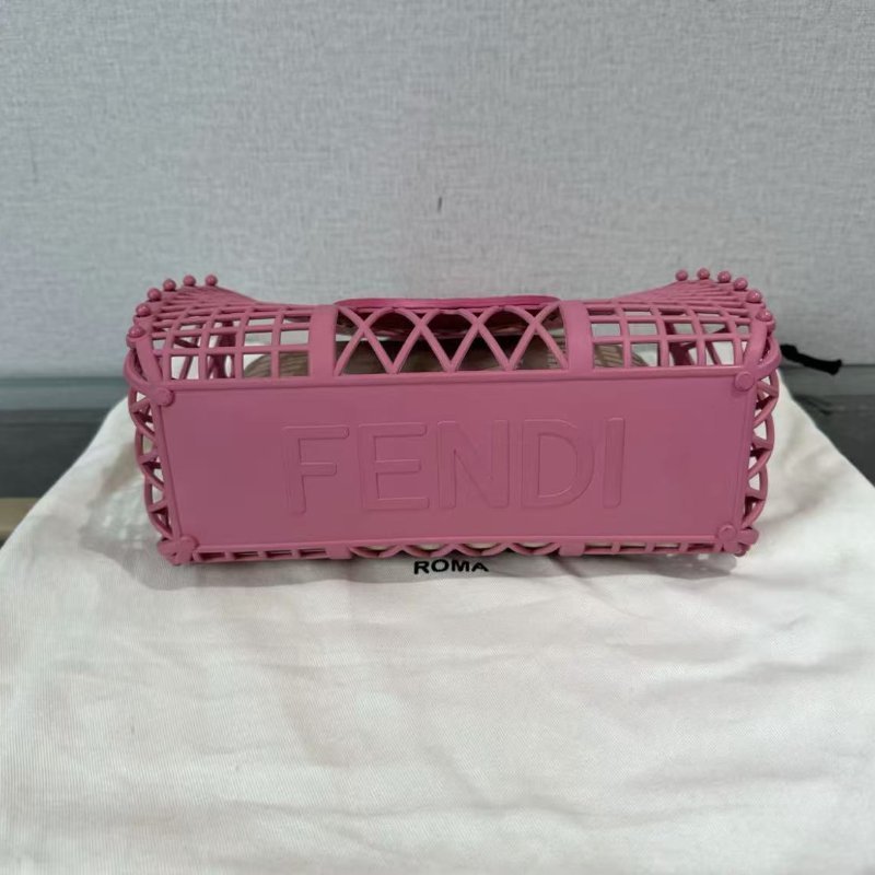 ✨FENDI 粉色鏤空菜籃子手提包24*17*9 98新 配件塵袋-3
