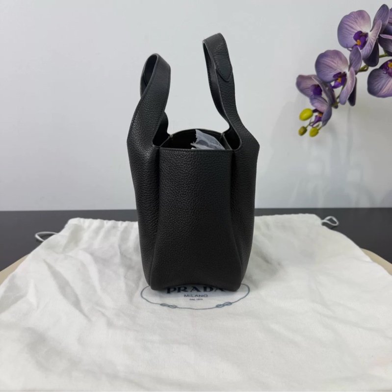 ✨Prada 黑銀菜籃子18軟牛皮顆粒三角標18x16x7cm 全新配件塵袋-1