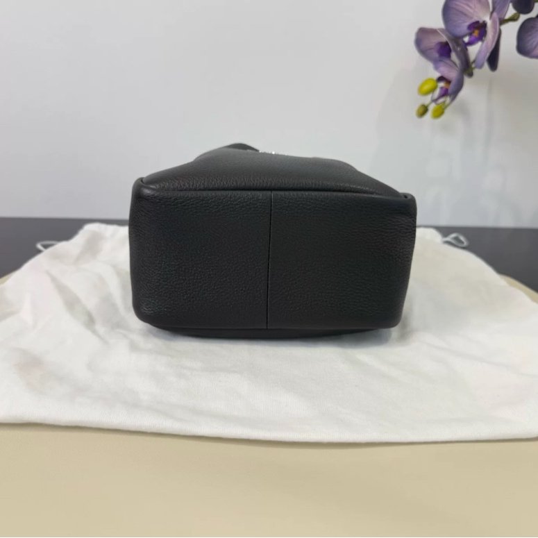 ✨Prada 黑銀菜籃子18軟牛皮顆粒三角標18x16x7cm 全新配件塵袋-2