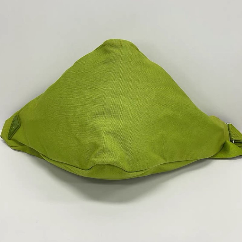 PRADA 綠色秀款限定帆布肩背斜背三角包60*30*26 98新-3