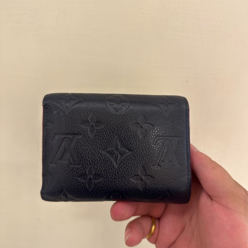 LV 海軍藍壓紋釦式三折短夾-3