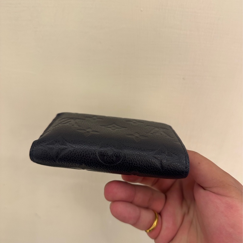 LV 海軍藍壓紋釦式三折短夾-4