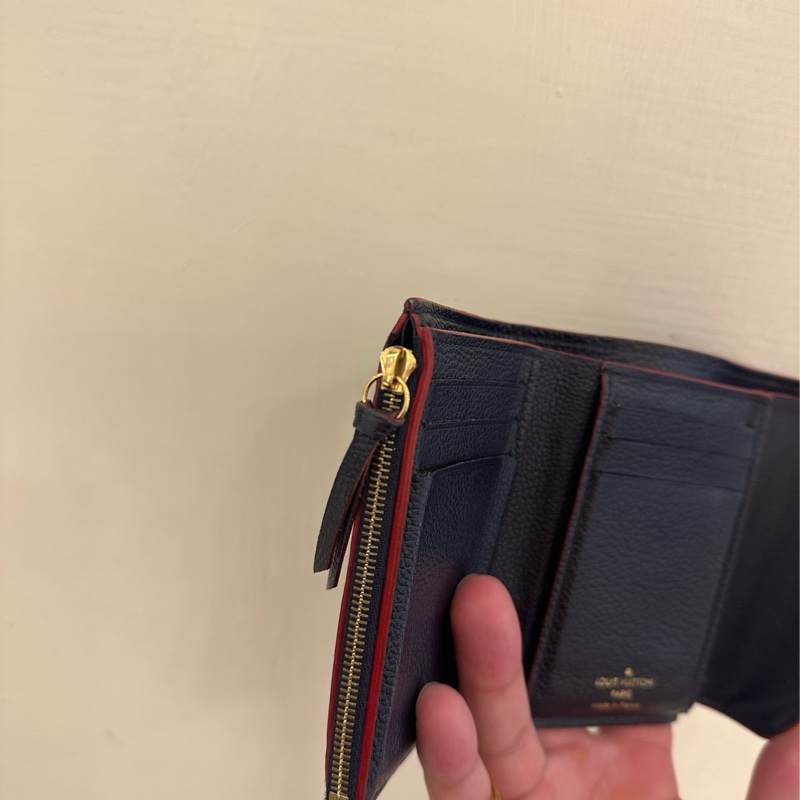 LV 海軍藍壓紋釦式三折短夾-12