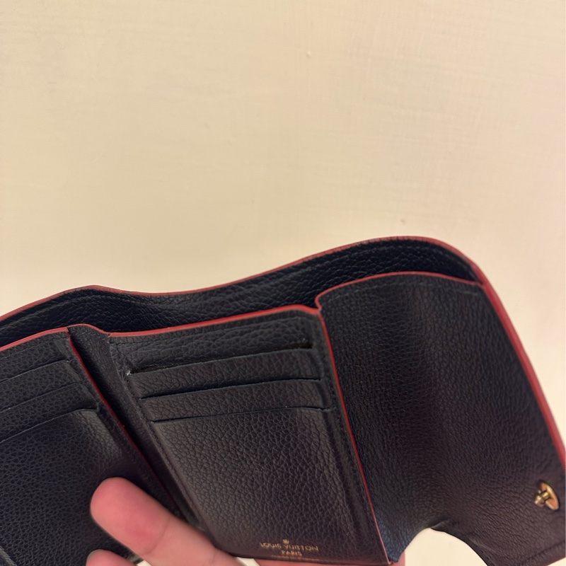 LV 海軍藍壓紋釦式三折短夾-13