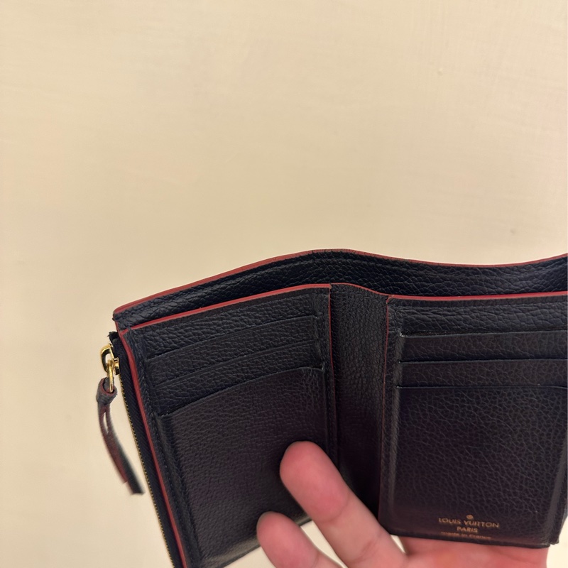 LV 海軍藍壓紋釦式三折短夾-14