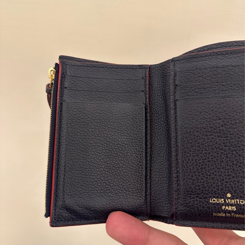 LV 海軍藍壓紋釦式三折短夾-16