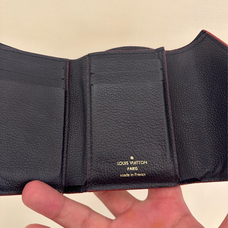 LV 海軍藍壓紋釦式三折短夾-17