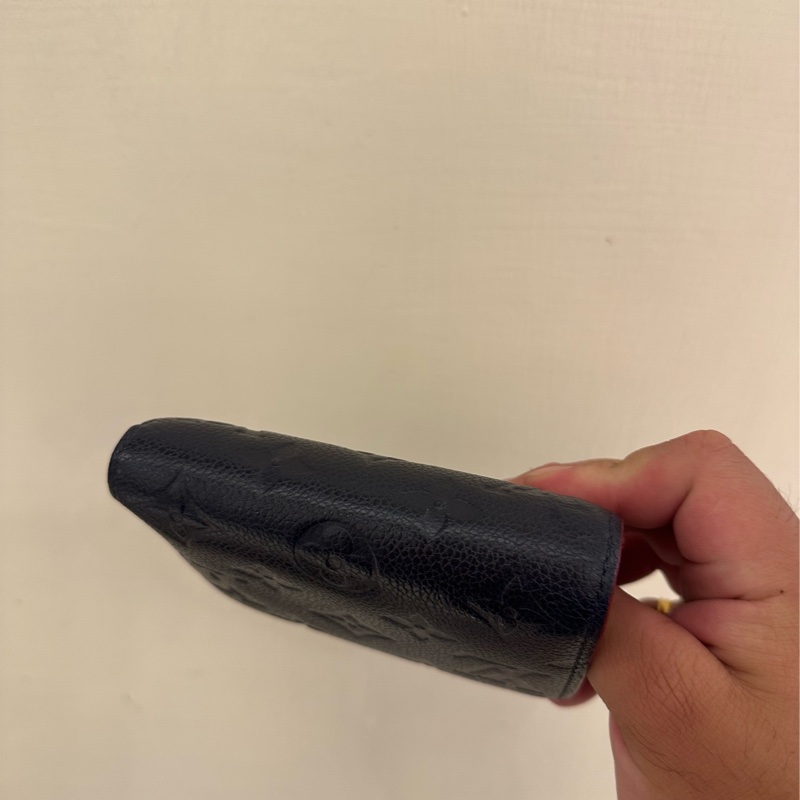 LV 海軍藍壓紋釦式三折短夾-19