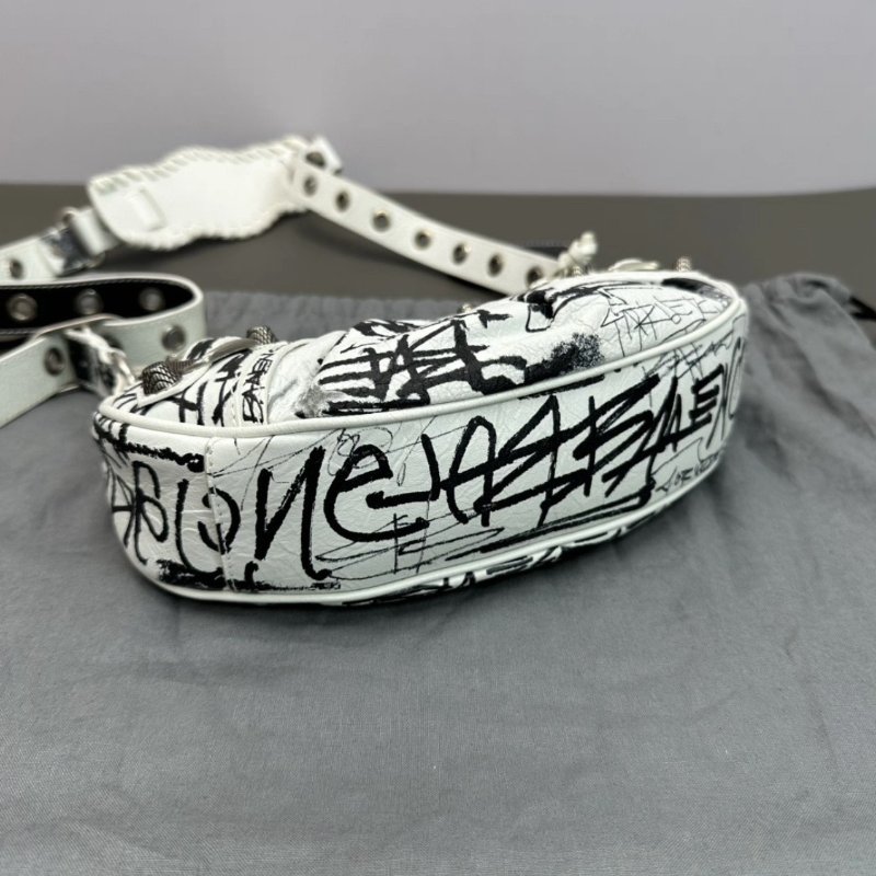 BALENCIAGA 白色塗鴉le cagole機車月牙包25*12*6 99新配件塵袋鏡子-4