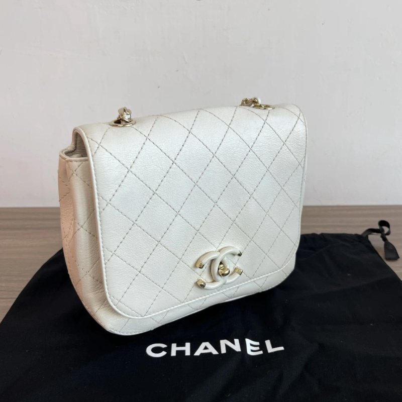 CHANEL 白色郵差斜背鏈條包18*16*5 98新配件盒子塵袋-1
