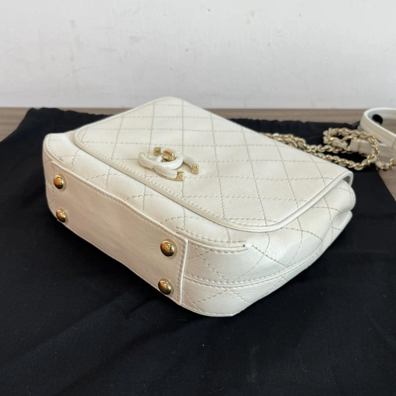 CHANEL 白色郵差斜背鏈條包18*16*5 98新配件盒子塵袋-2